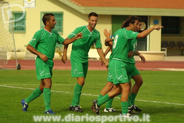 Esultanza e festeggiamenti per il goal dal calcio d'angolo di Muzzoni